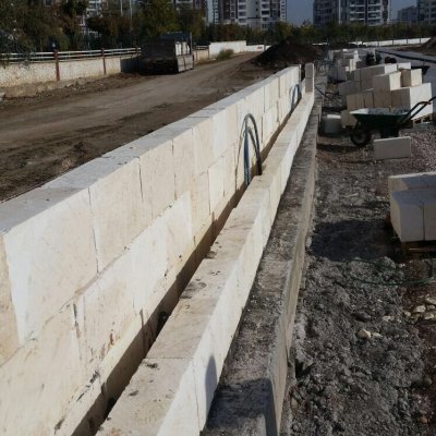 Urfa Nahid Taşı İle Diyarbakır kardeşlik parkı duvarı  yükseliyor
